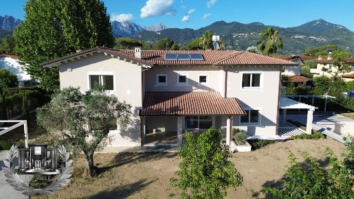 Foto Villa unifamiliare a Forte dei Marmi di 380 m² con 20 locali