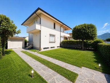 Foto Appartamento in Via Massaua, Pietrasanta di 150 m² con 6 locali