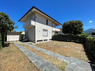 Foto Villa bifamiliare in Via Massaua, Pietrasanta di 150 m² con 6 locali