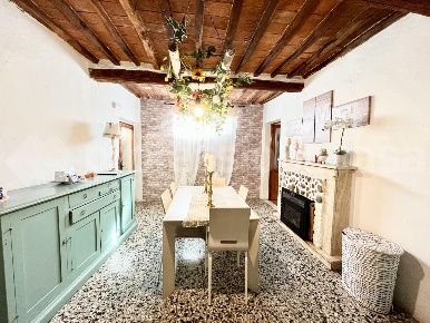 Foto Casa indipendente a Buti Centro di 145 m² con 6 locali in vendita
