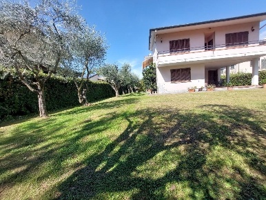 Foto Villa unifamiliare a Massa Marina di Massa Centro di 265 m² in vendita