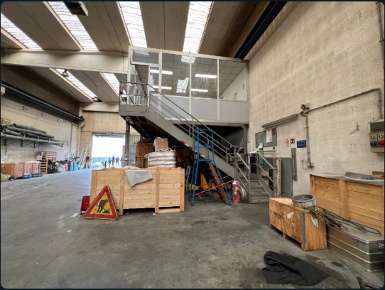 Foto Capannone industriale a La Loggia Centro di 701 m² con 4 locali