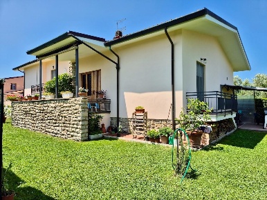 Foto Villa unifamiliare a Cascina Navacchio Sud di 255 m² con 8 locali