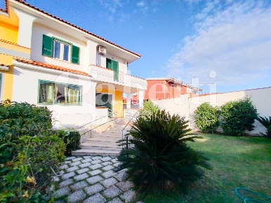 Foto Villa bifamiliare in Via Staffetta 201, Giugliano in Campania