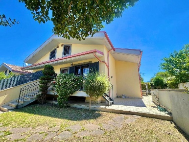 Foto Villa bifamiliare in del Fosso Centroni, Roma Morena di 220 m²