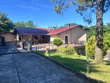 Foto Villa singola in Via Dante 125, Broni Centro di 300 m² con 10 locali