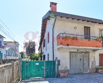 Foto Casa indipendente in Via Grandi 3, Cabiate di 335 m² con 4 locali