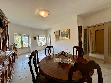 Foto Appartamento in Via Casti, L'Aquila di 110 m² con 4 locali in vendita