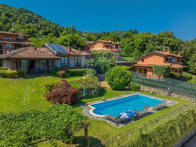 Foto Villa singola a Pisano di 300 m² con 7 locali in vendita
