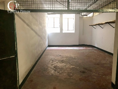 Foto Box in Via Orcagna, Firenze Beccaria - Colombo di 33 m² con 1 locali