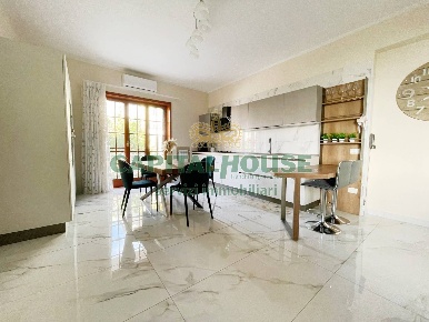 Foto Appartamento a Pomigliano d'Arco Centro di 130 m² con 5 locali