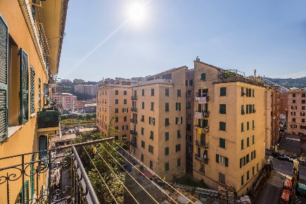 Foto Appartamento in Via Monticelli, Genova Marassi di 100 m² con 6 locali