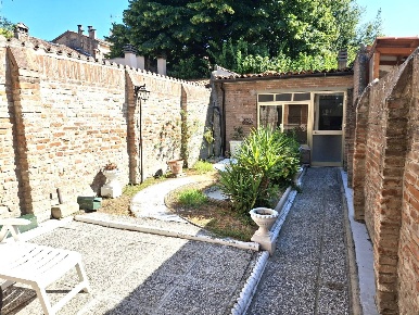 Foto Case indipendenti in Via Scandiana, Ferrara Centro Storico di 122 m²