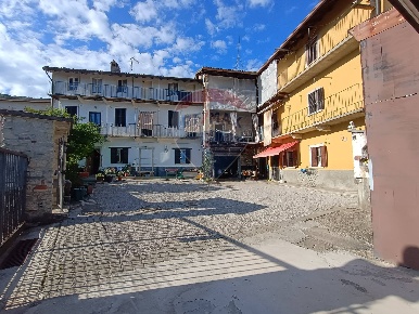 Foto Casa indipendente in via Viggiù, Saltrio di 464 m² con 16 locali