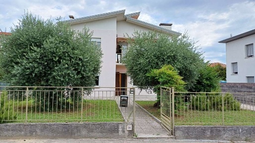 Foto Villa bifamiliare a Vittorio Veneto di 228 m² con 13 locali in vendita