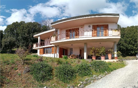 Foto Villa unifamiliare a Perugia di 390 m² con 8 locali in vendita