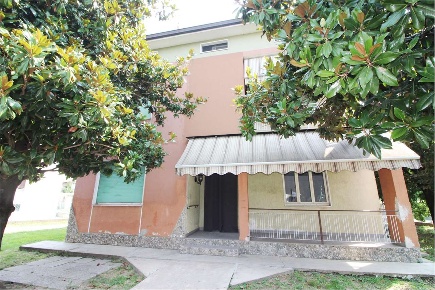 Foto Villa unifamiliare in Via Papa Giovanni XXIII, Osio Sopra di 200 m²