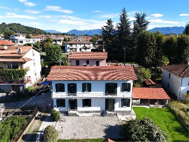 Foto Villa unifamiliare in Via Arena, Angera Centro di 210 m² con 6 locali