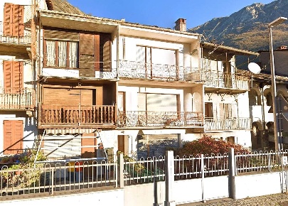 Foto Casa indipendente in via Roma, Donnas Centro di 220 m² con 7 locali