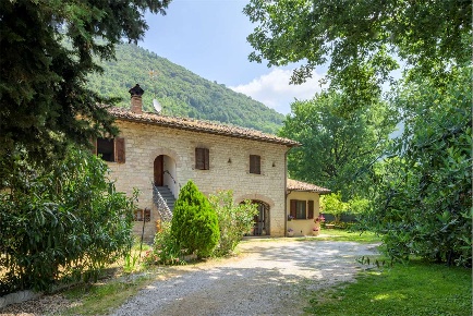 Foto Villa bifamiliare a Gubbio di 140 m² con 5 locali in vendita
