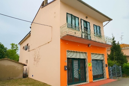 Foto Casa indipendente a Mirandola San Martino Spino di 221 m² con 8 locali