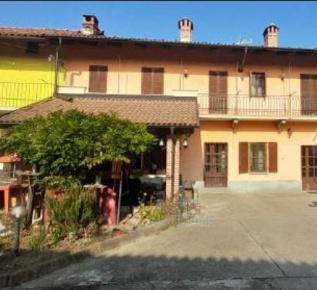 Foto Case semi ndipendenti a Verrua Savoia di 395 m² con 7 locali