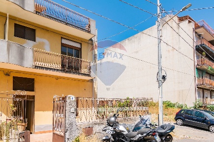 Foto Case semi ndipendenti in Via Vincenzo Zacca', Catania di 180 m²
