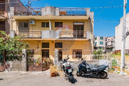 Foto Case semi ndipendenti in Via Vincenzo Zacca', Catania di 180 m²