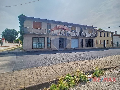 Foto Casa indipendente in Via Ciano Costanzo, Urbana San Salvaro di 633 m²