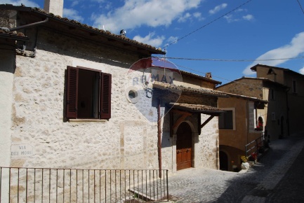 Foto Appartamento in Via Dei Mori, Navelli Centro di 100 m² con 3 locali