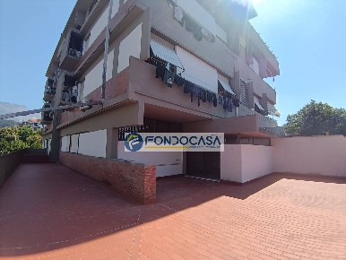 Foto Appartamento in via carlo cassola, Carrara di 95 m² con 4 locali