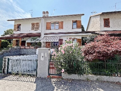 Foto Villa singola in via pascoli, Ornago Centro di 165 m² con 4 locali