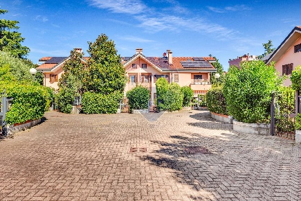 Foto Villa unifamiliare in VIa Monte Amiata, Rozzano Centro di 160 m²