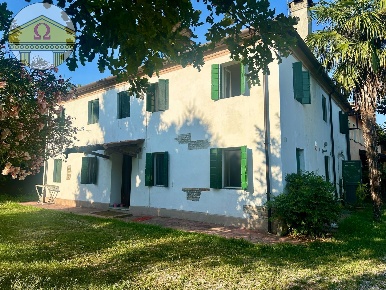 Foto Villa bifamiliare a Treviso di 260 m² con 8 locali in vendita