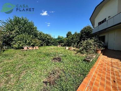 Foto Appartamento in vicolo koble, Paese Centro di 270 m² con 10 locali