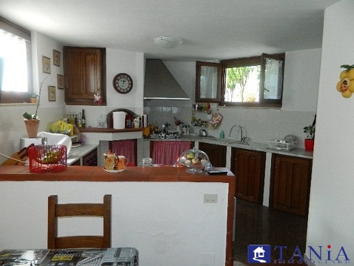 casa semindipendente in vendita a Carrara in zona Avenza