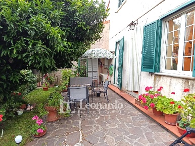 Foto Casa indipendente in Montemagno, Camaiore Camaiore Paese di 195 m²