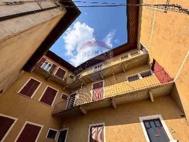 Foto Casa indipendente in Vicolo San Rocco, Viggiù Centro di 490 m²