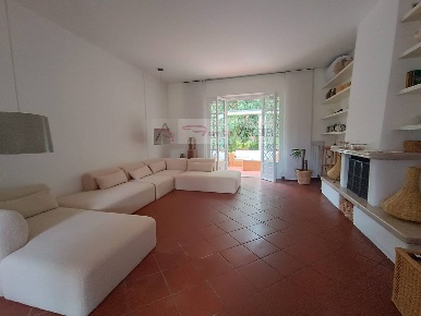 Foto Villa unifamiliare a Forte dei Marmi di 240 m² con 8 locali in affitto