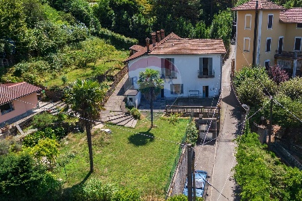 Foto Villa bifamiliare in Via Farioli, Porto Ceresio di 266 m² con 4 locali