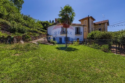 Foto Villa bifamiliare in Via Farioli, Porto Ceresio di 266 m² con 4 locali
