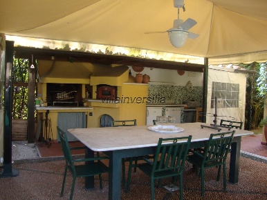 Foto Villa unifamiliare a Pietrasanta di 610 m² con 16 locali in vendita