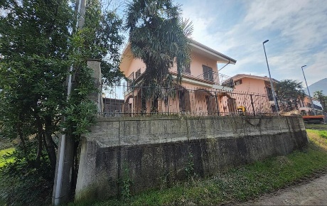 Foto Villa unifamiliare a Caselette Centro di 135 m² con 5 locali