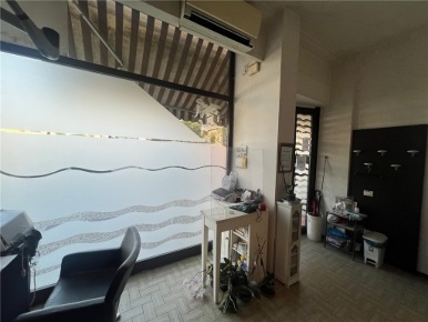 Foto Locale commerciale a Scandicci di 20 m² con 1 locali in affitto