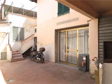 Foto Negozio in VIA DI PERETOLA, Firenze Peretola di 80 m² con 4 locali
