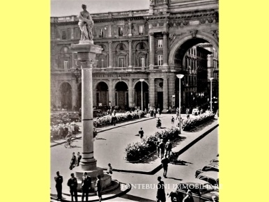 Foto Locale commerciale in PIAZZA REPUBBLICA, Firenze di 250 m² in affitto