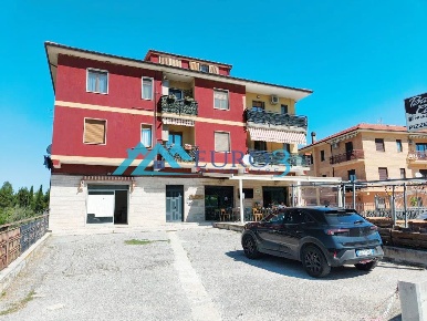 Foto Locale commerciale a Maltignano di 65 m² con 2 locali in vendita