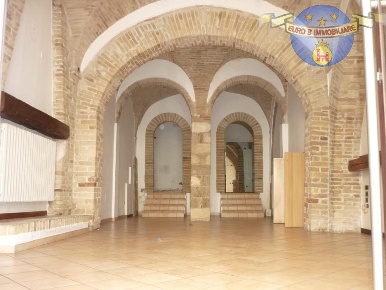 Foto Locale commerciale a Ascoli Piceno di 80 m² con 1 locali in vendita