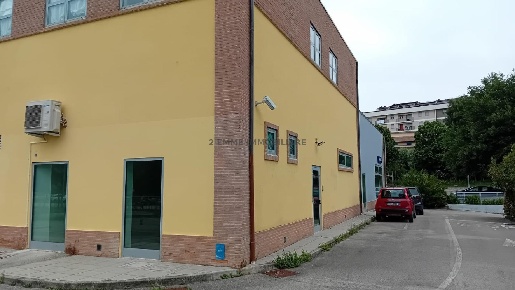 Foto Locale commerciale in LARGO DEGLI ARANCI 12/A, Ascoli Piceno di 93 m²