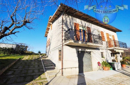 Foto Residence a Comunanza di 200 m² con 10 locali in vendita